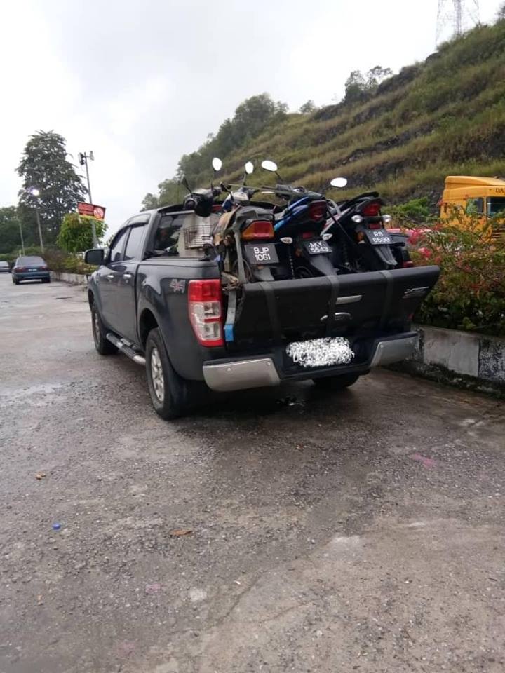 Pos Motor Guna Bas / Peduli Dunia Pendidikan, Bripka Yogi Bersama Motor